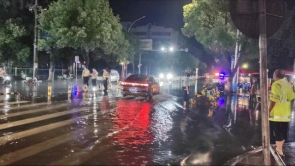 景盛配资 江西一地暴雨致街道被淹 多部门紧急响应排水